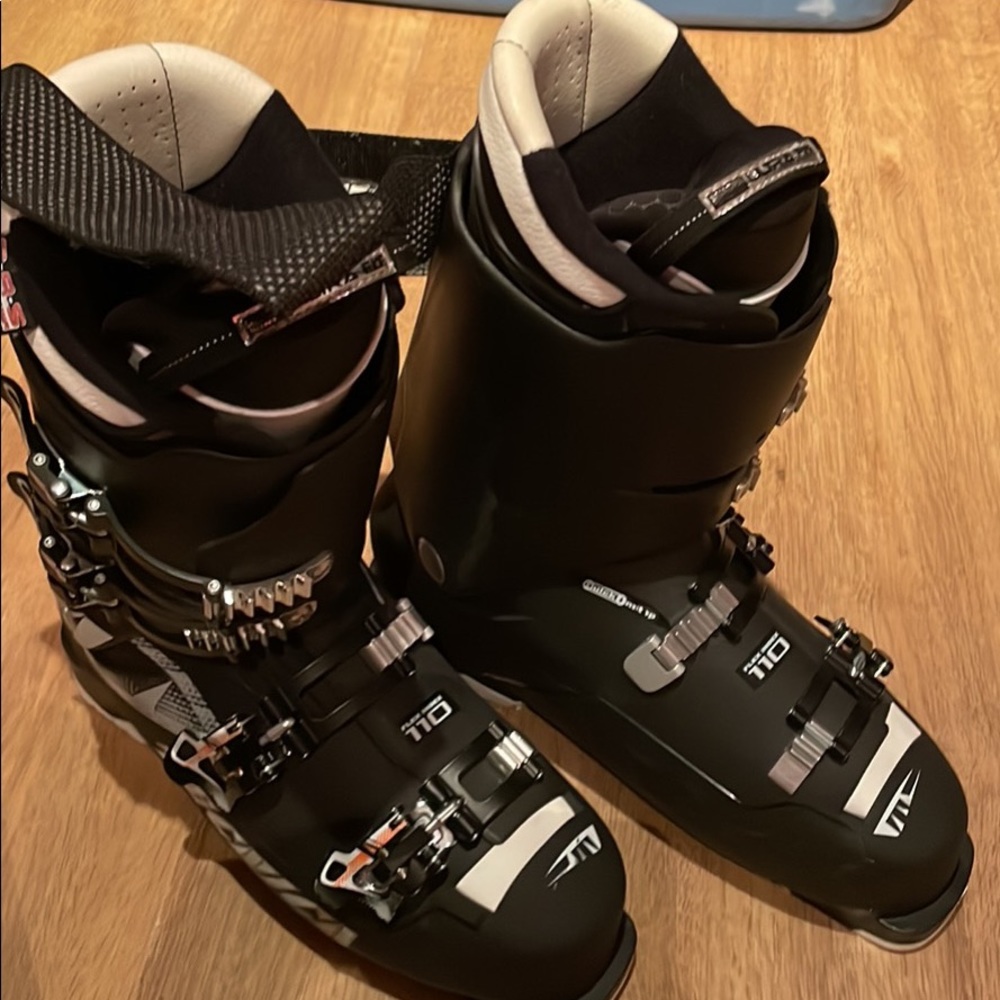 NEW Men’s 10.5 28.5 Ski Boots - Mach1 Custom Adaptive Shape / Tecnica